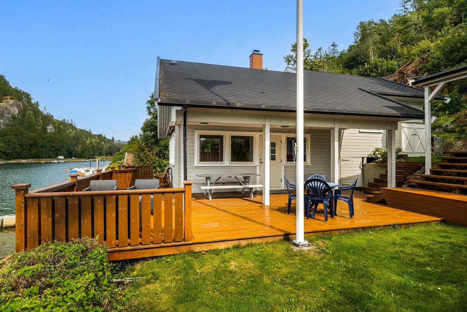 Hovedterrassen gir rikelig med plass til både loungegruppe og spisebord Galleribilde