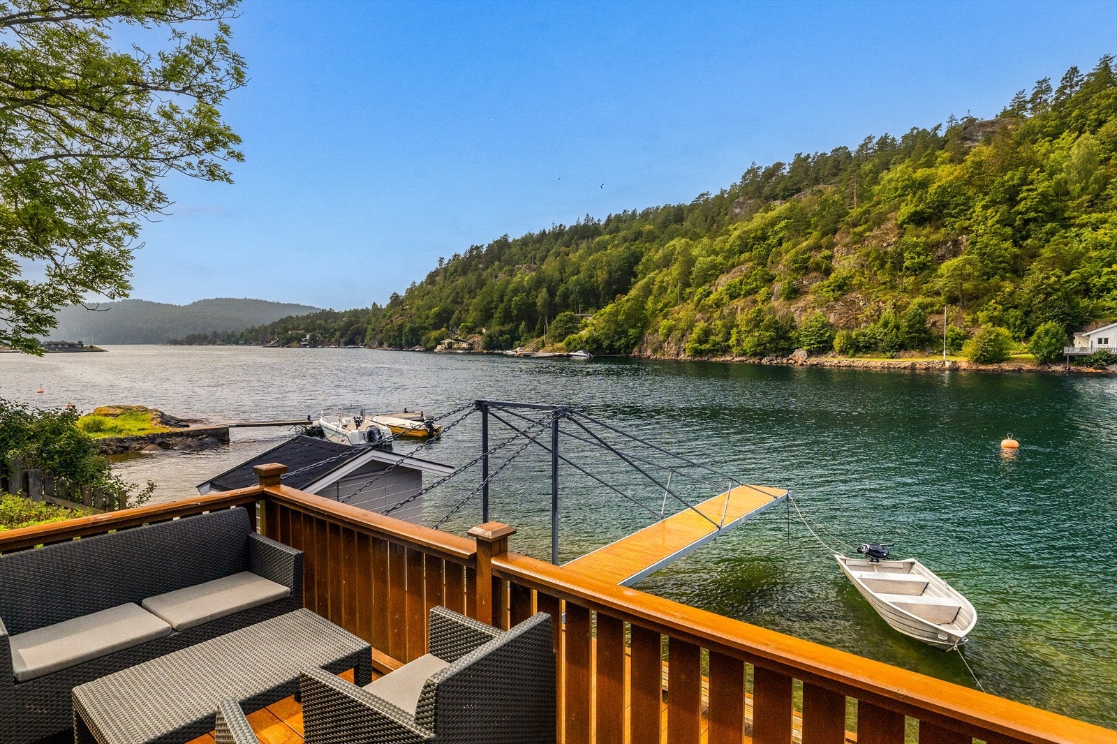 Fra terrassen har du førsteklasses utsikt over det private bryggeanlegget og fjorden Galleribilde