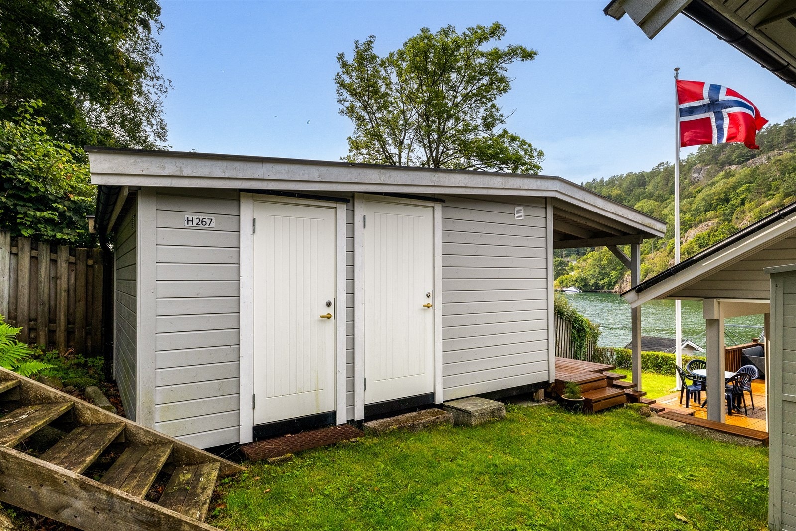 Det frittstående uthuset/skjulet ble gjenoppbygget i 2018 og har et bruksareal på 13 m² Galleribilde