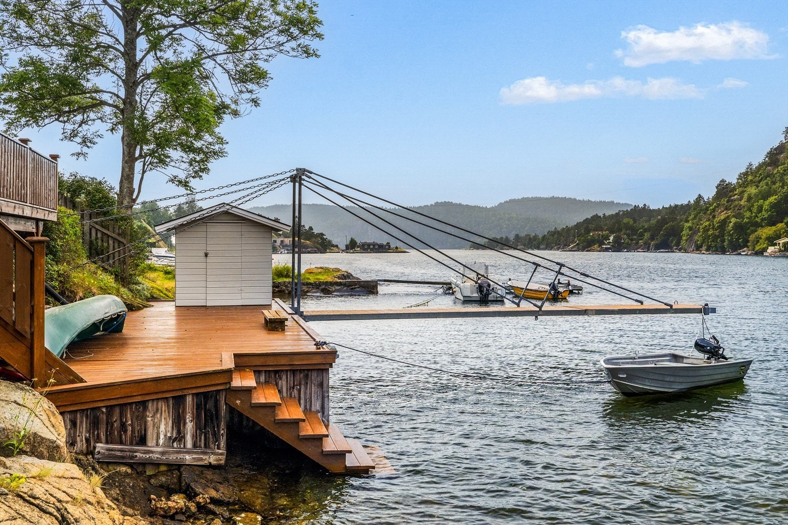 Trapper fører direkte ned i vannet for enkel tilgang til bading og småbåtliv. Galleribilde