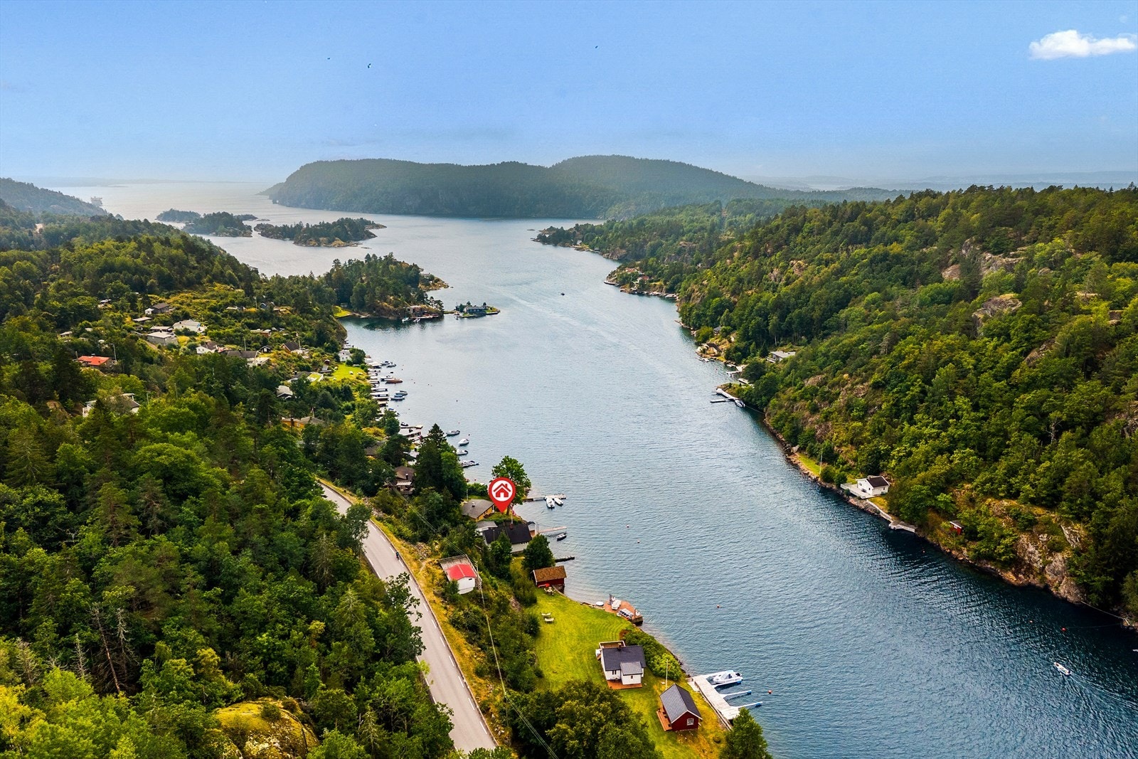 Beliggenheten byr på en skjermet plassering med flott utsyn mot skjærgården. Galleribilde