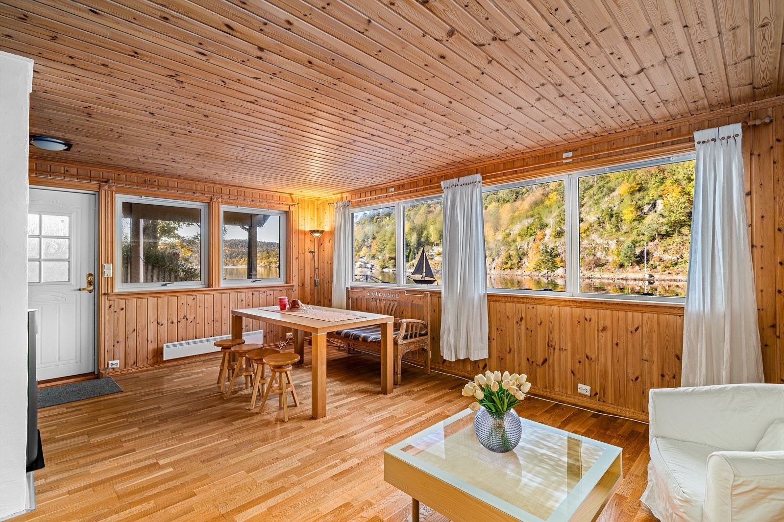 Rommet er fleksibelt og har god plass til både spisebord og en komfortabel sofagruppe. Galleribilde