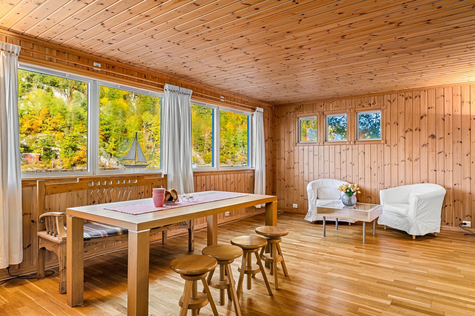 Store vindusflater rammer inn utsikten mot fjorden og gir rikelig med naturlig lys. Galleribilde