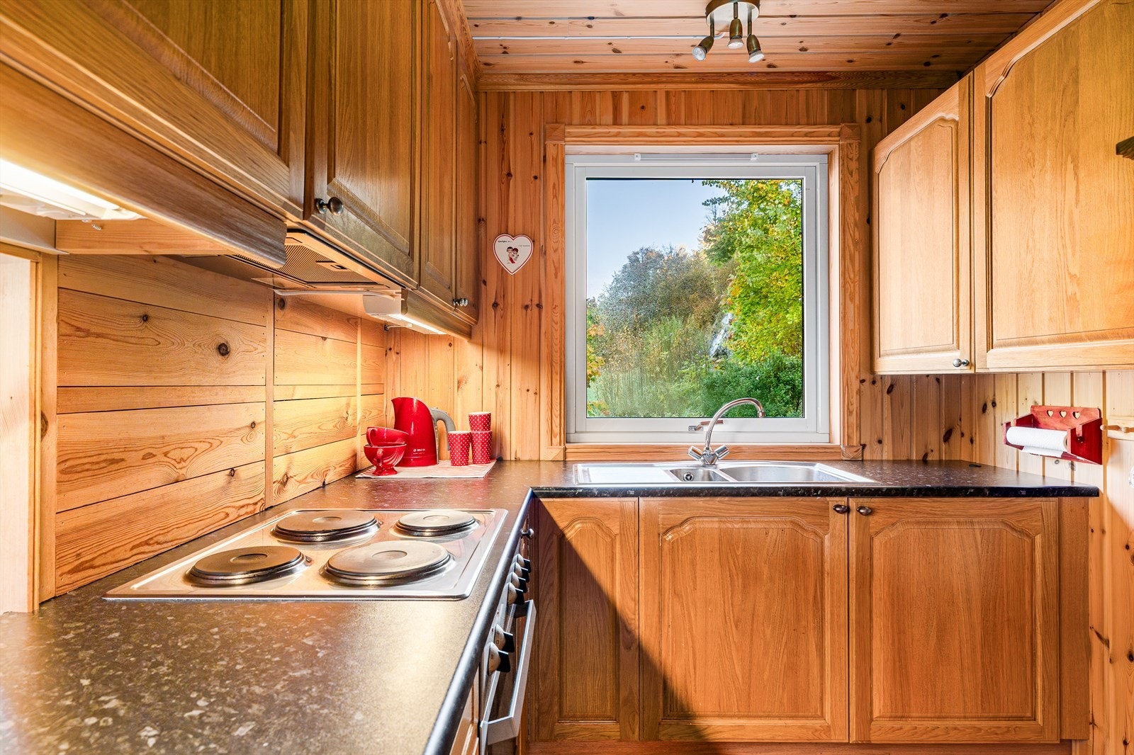 Innredningen er utstyrt med platetopp, stekeovn og en ny kjøkkenventilator med avtrekk ut, montert i 2025. Galleribilde