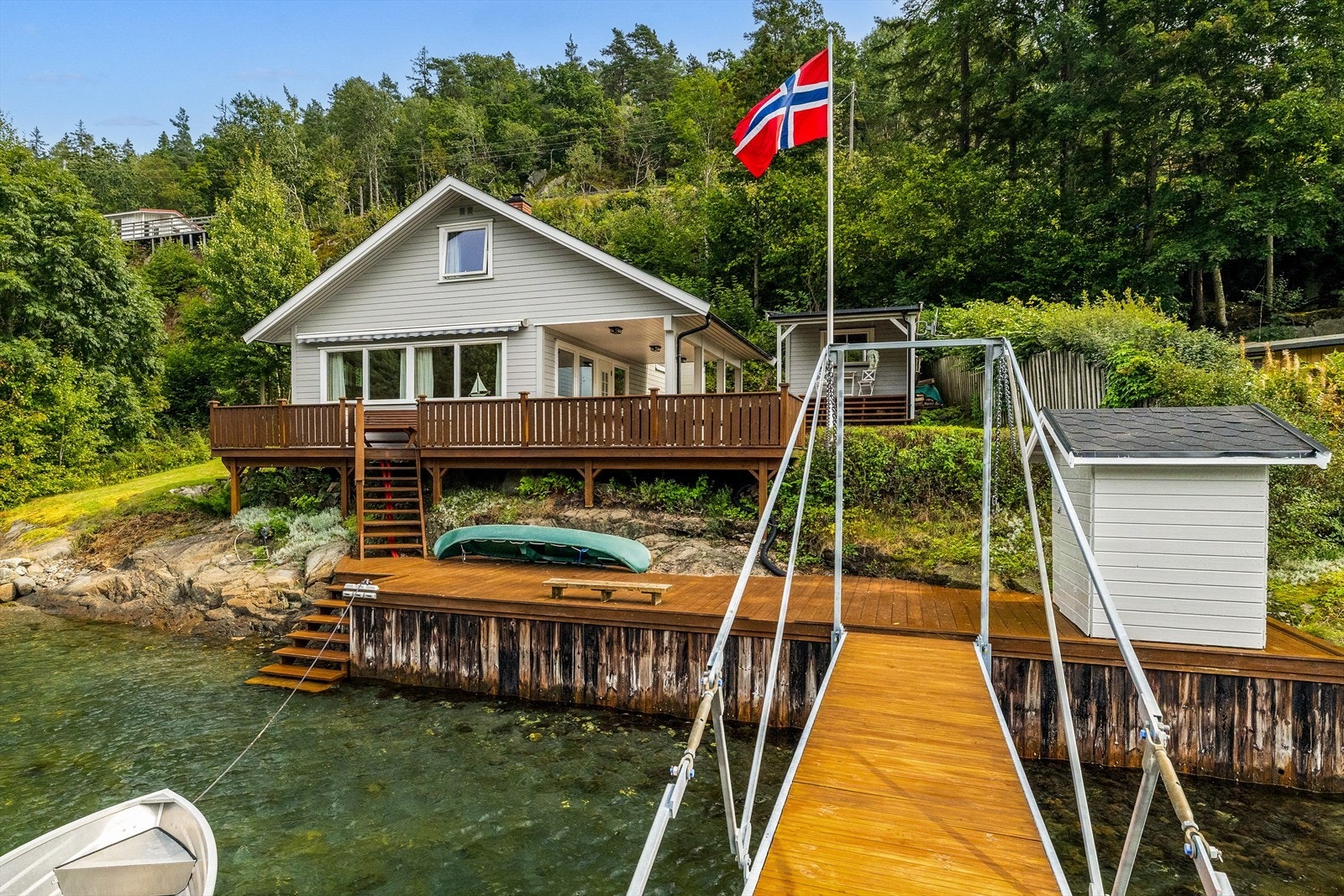 På eiendommen er det bygget opp et solid bryggeanlegg, modernisert i 2015, som skaper et privat og skjermet maritimt miljø Galleribilde