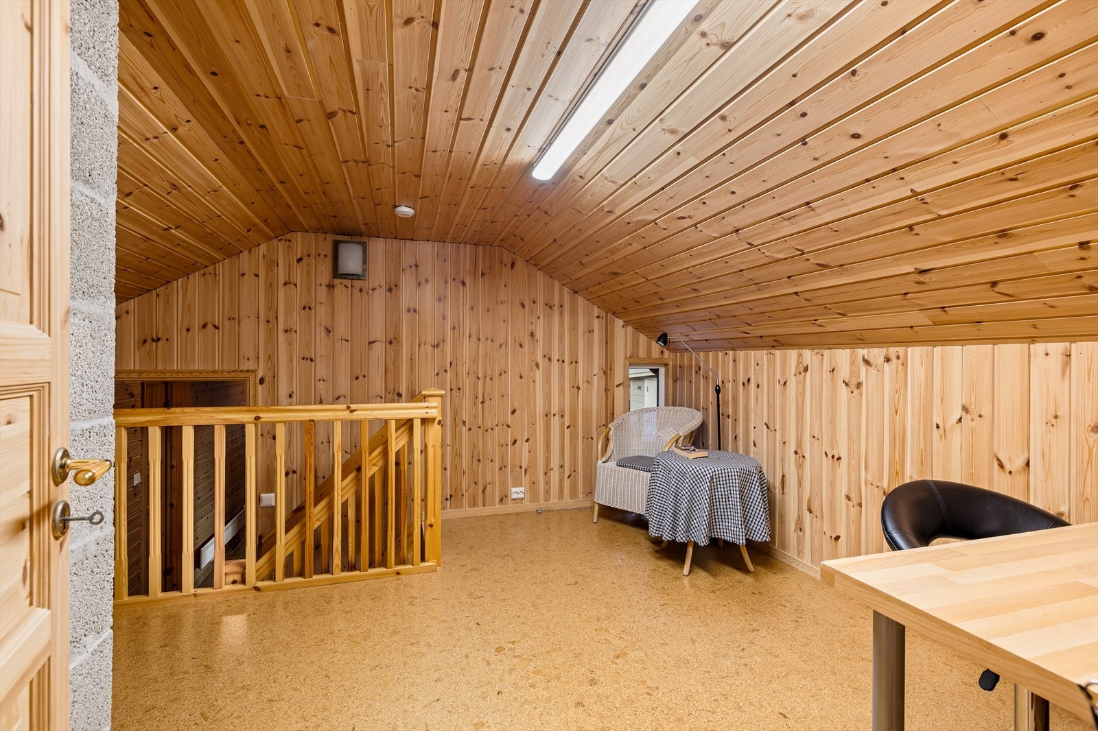 Dette rommet har nå fått et takvindu, som gir rikelig med naturlig lys og en flott atmosfære. Videre er rommet omsøkt i 2025 for bruk som varig oppholdsrom. Galleribilde