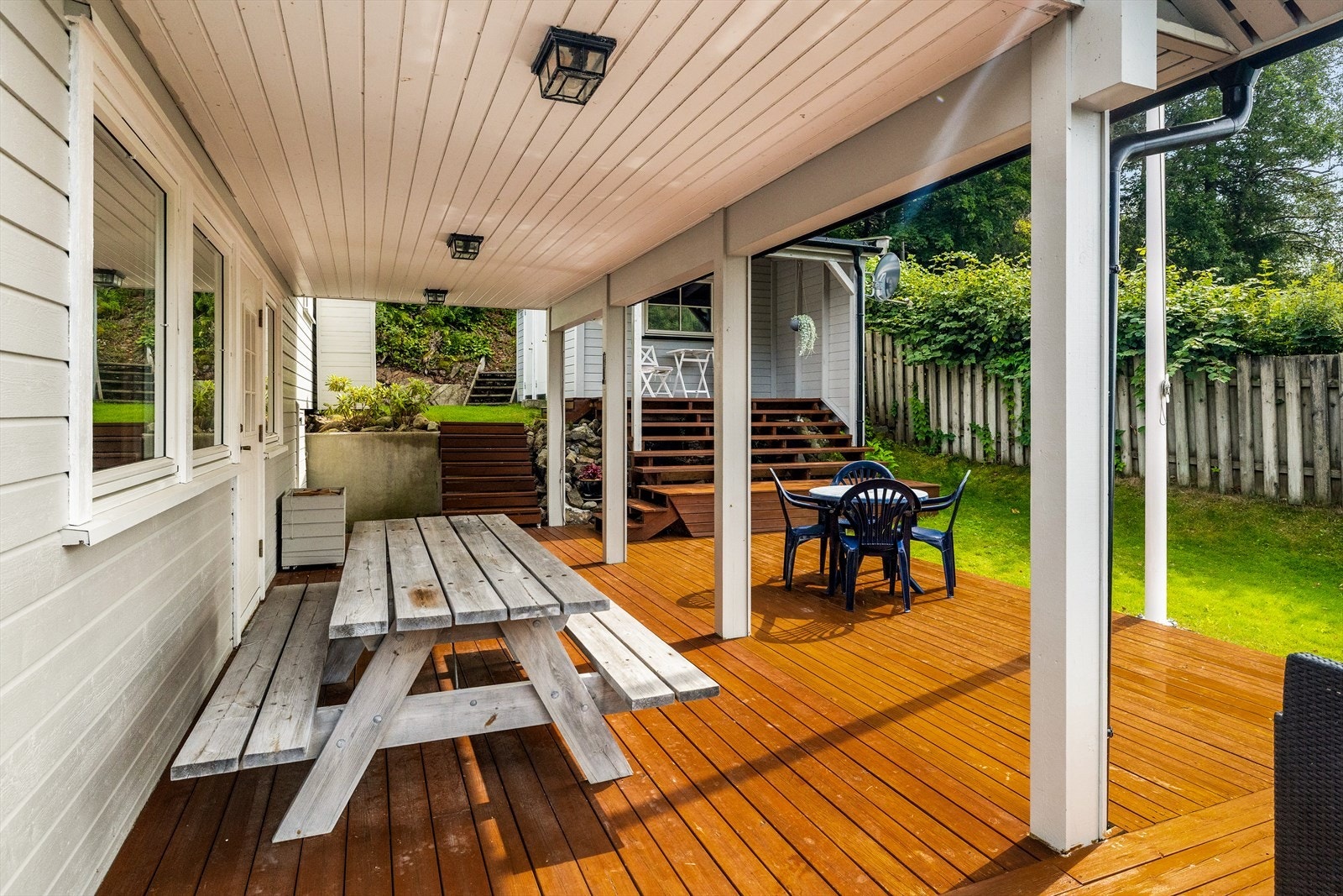 En annen vinkel av det skjermede uteområdet. Overbygget terrasseareal er alltid en god løsning Galleribilde