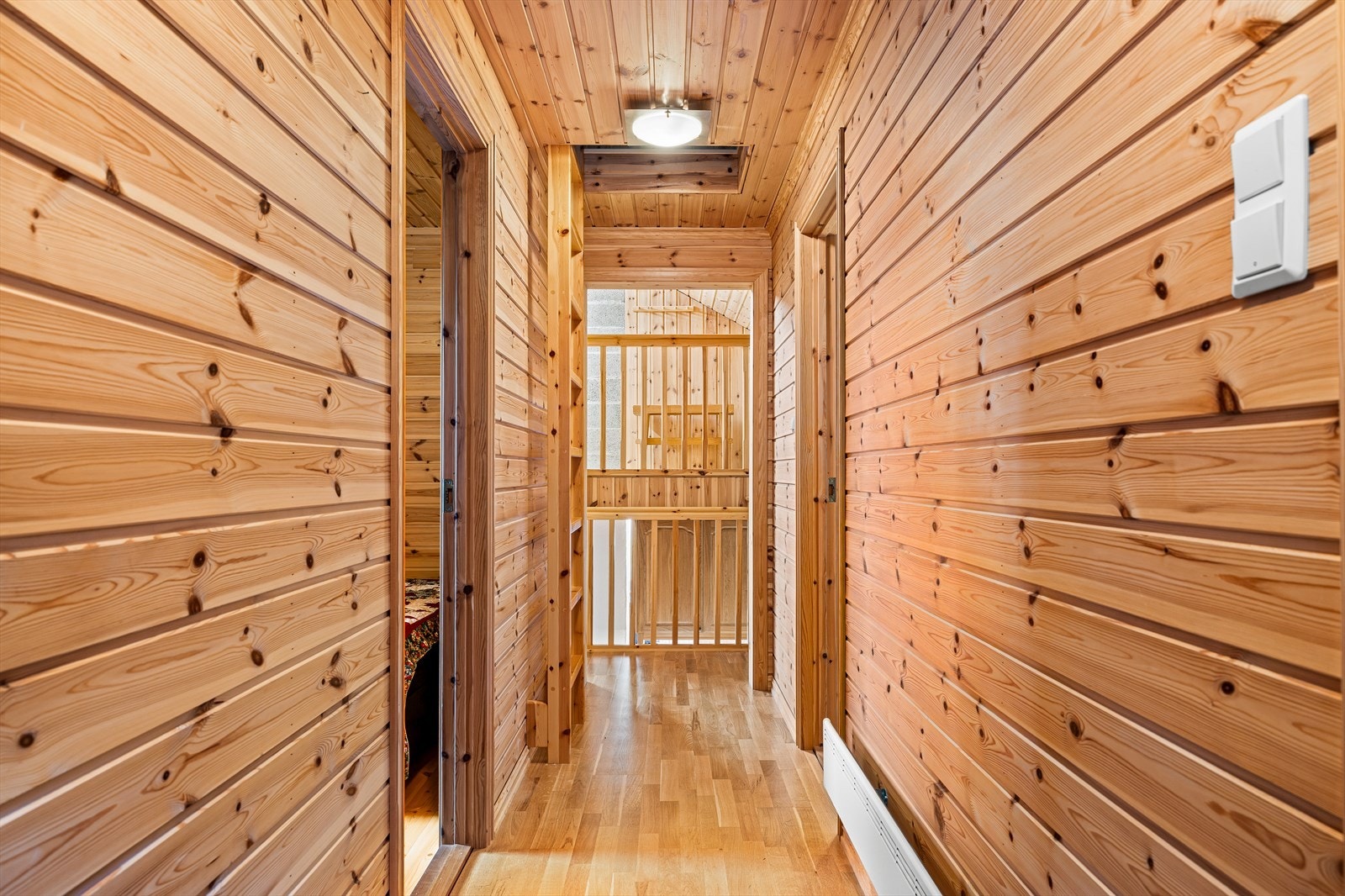 Gangen gir tilgang til de private rommene og har stige opp til loftet. Galleribilde