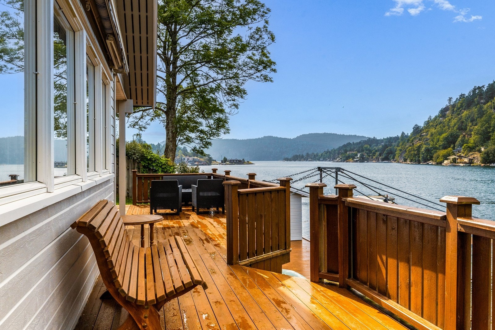 Eiendommen har terrassearealer fordelt på ulike nivåer Galleribilde