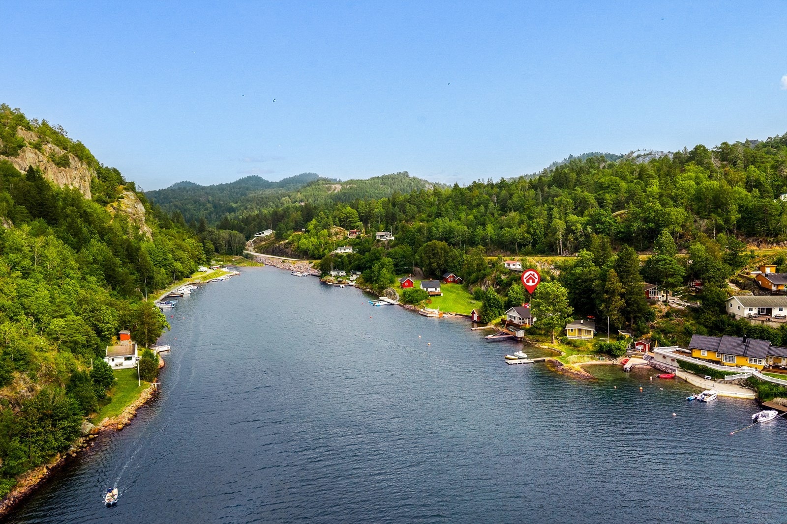 Eiendommen ligger i Mørjefjorden. Galleribilde