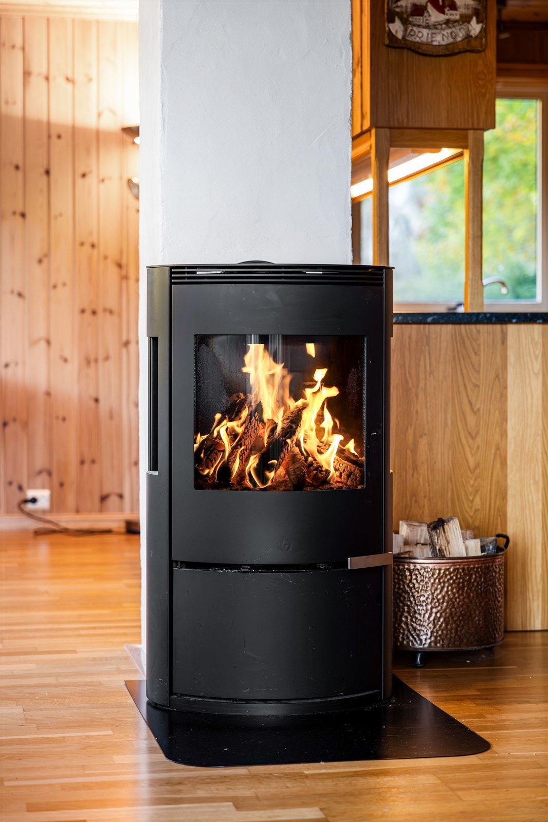 En moderne vedovn, godkjent i 2022, gir både varme og atmosfære til rommet. Galleribilde