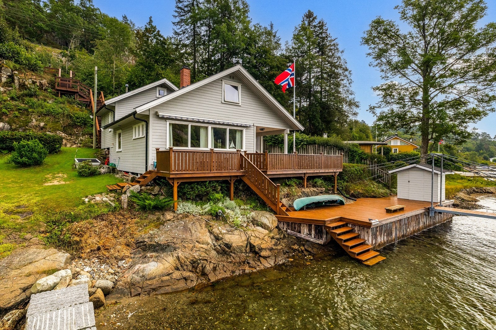 Fritidsboligen er oppført i 2006 og fundamentert på fjell, godt plassert i terrenget med direkte tilgang til sjøen Galleribilde