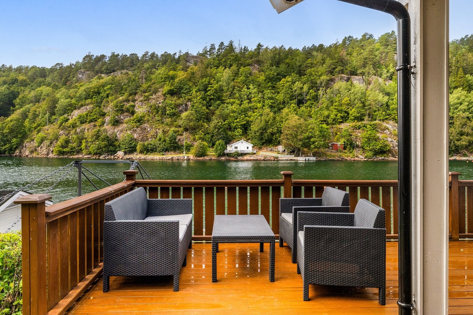 Terrasserekkverket sikrer trygghet uten å hindre utsikten. Galleribilde