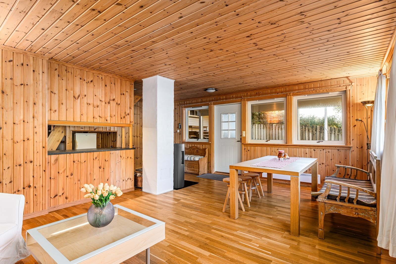 Utsikt mot inngangspartiet, som viser den helhetlige stilen med panelkledde overflater. Galleribilde