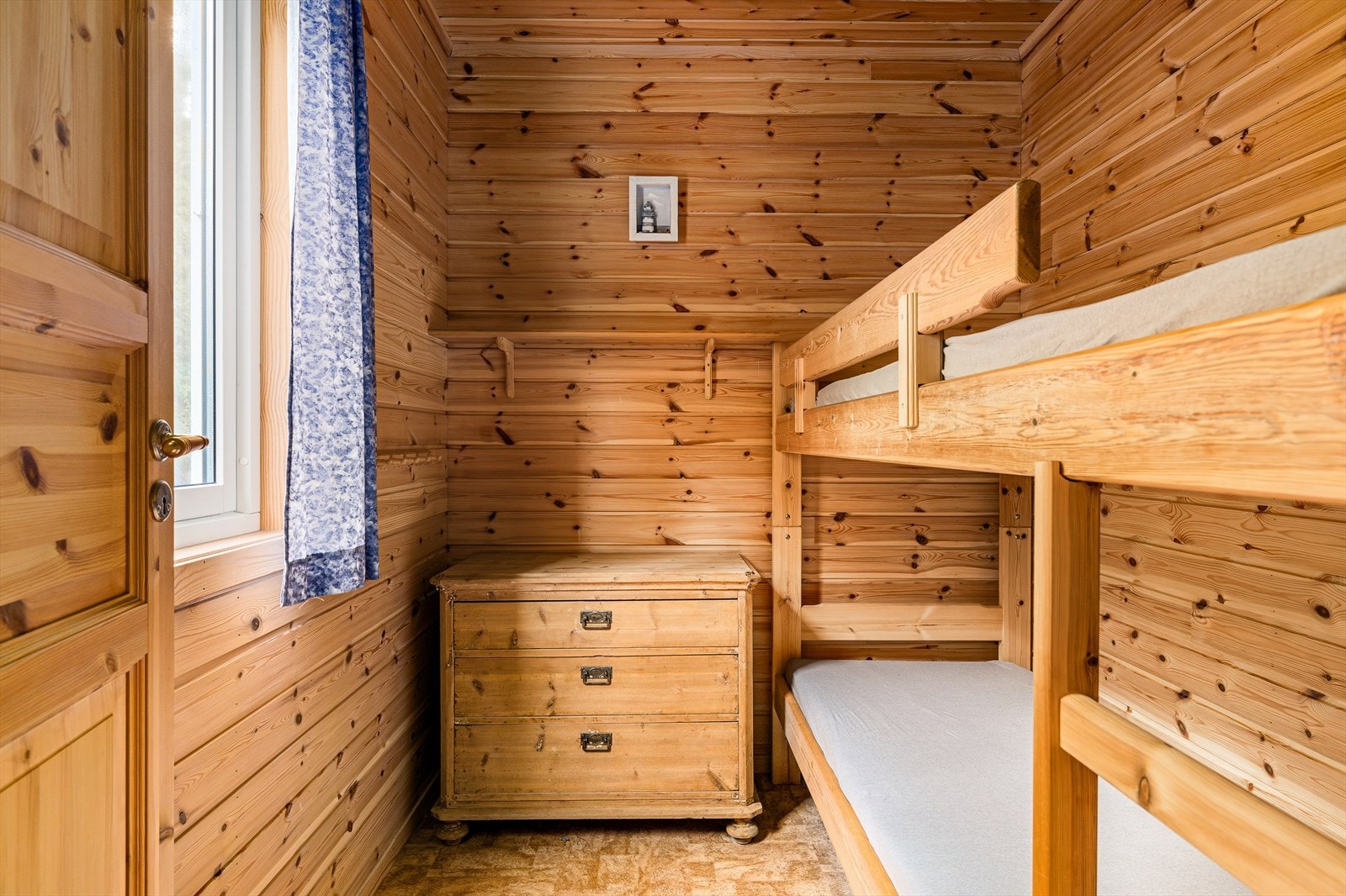 Ett av tre praktiske soverom i hovedetasjen, perfekt for familie og gjester. Galleribilde