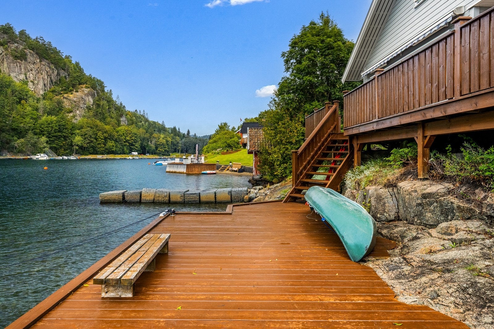 Den nedre terrassen går direkte over i den solide bryggekonstruksjonen. Galleribilde