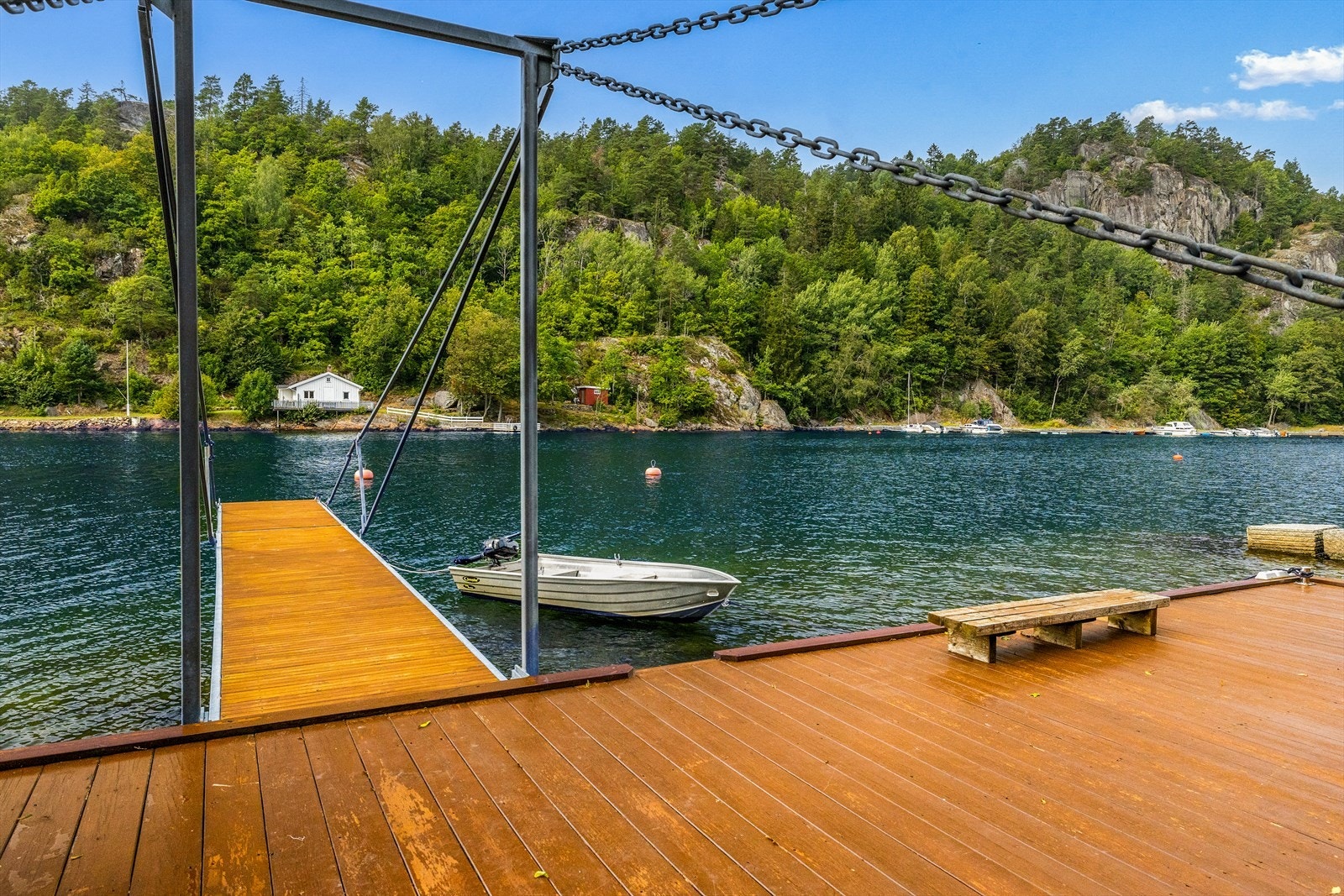 Bryggeanlegget består av en fast brygge og en lang hengebrygge. Galleribilde