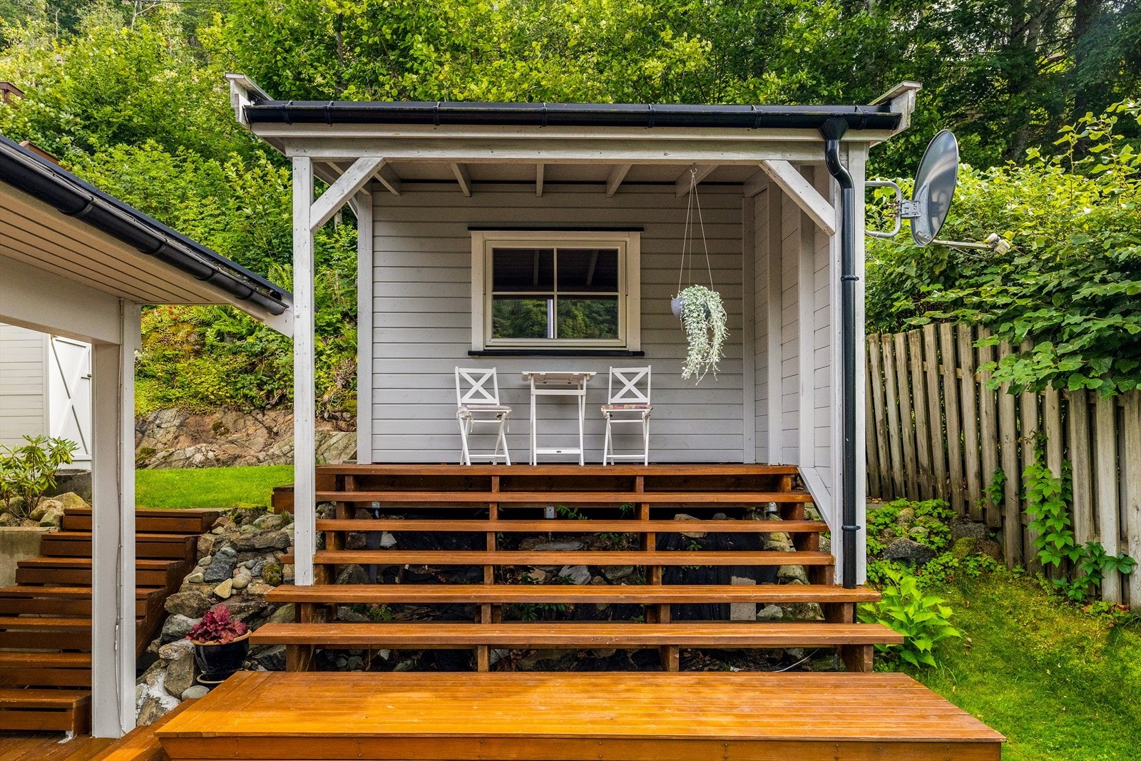 Uthus/skjul har en sjarmerende, overbygget areal med en liten sitteplass Galleribilde