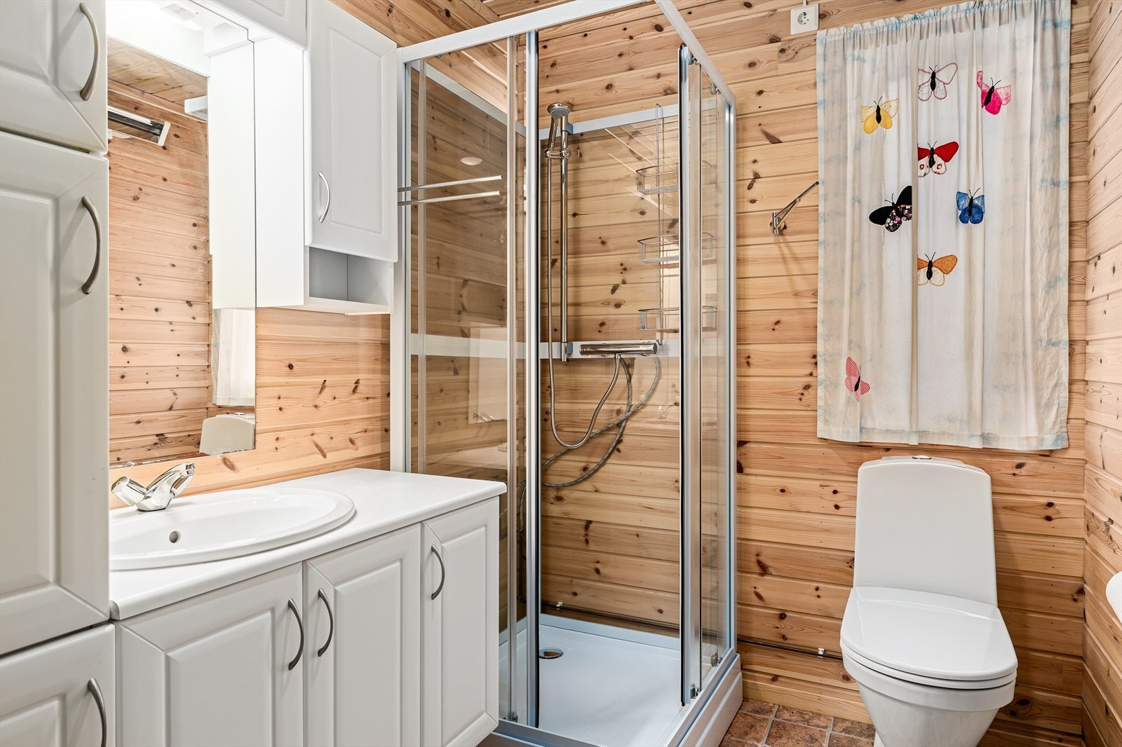 Badet er utstyrt med servant, toalett og et dusjkabinett som ble installert i 2025. Galleribilde