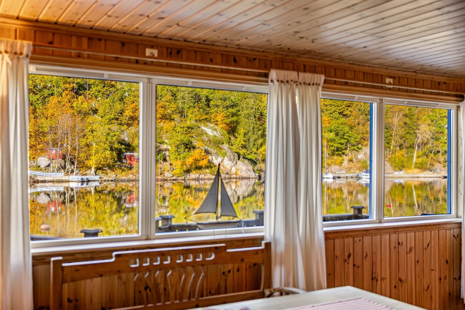 Utsikten fra stuens vinduer er en konstant og vakker tilstedeværelse. Galleribilde