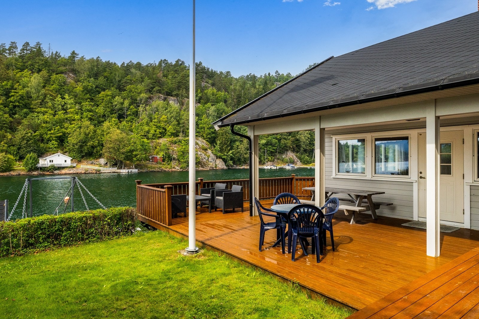 Hagen og terrassen flyter sømløst sammen og skaper et helhetlig uterom. Galleribilde