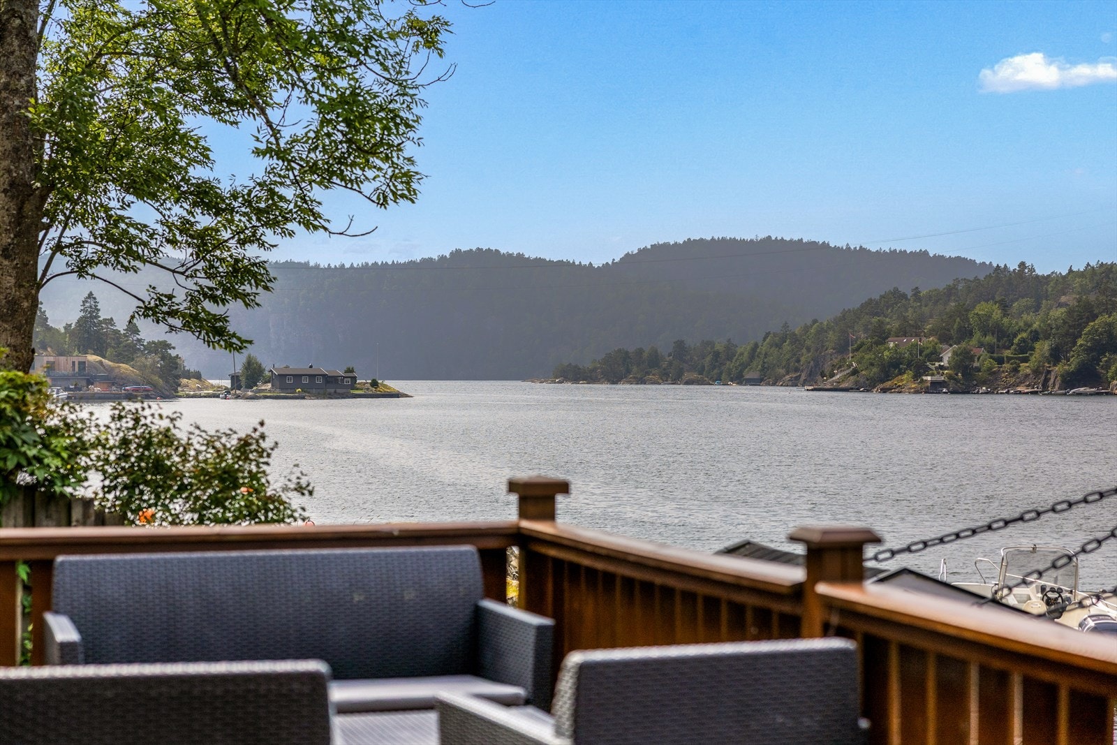 Utsikten fra eiendommen er fredelig og fengslende. Galleribilde