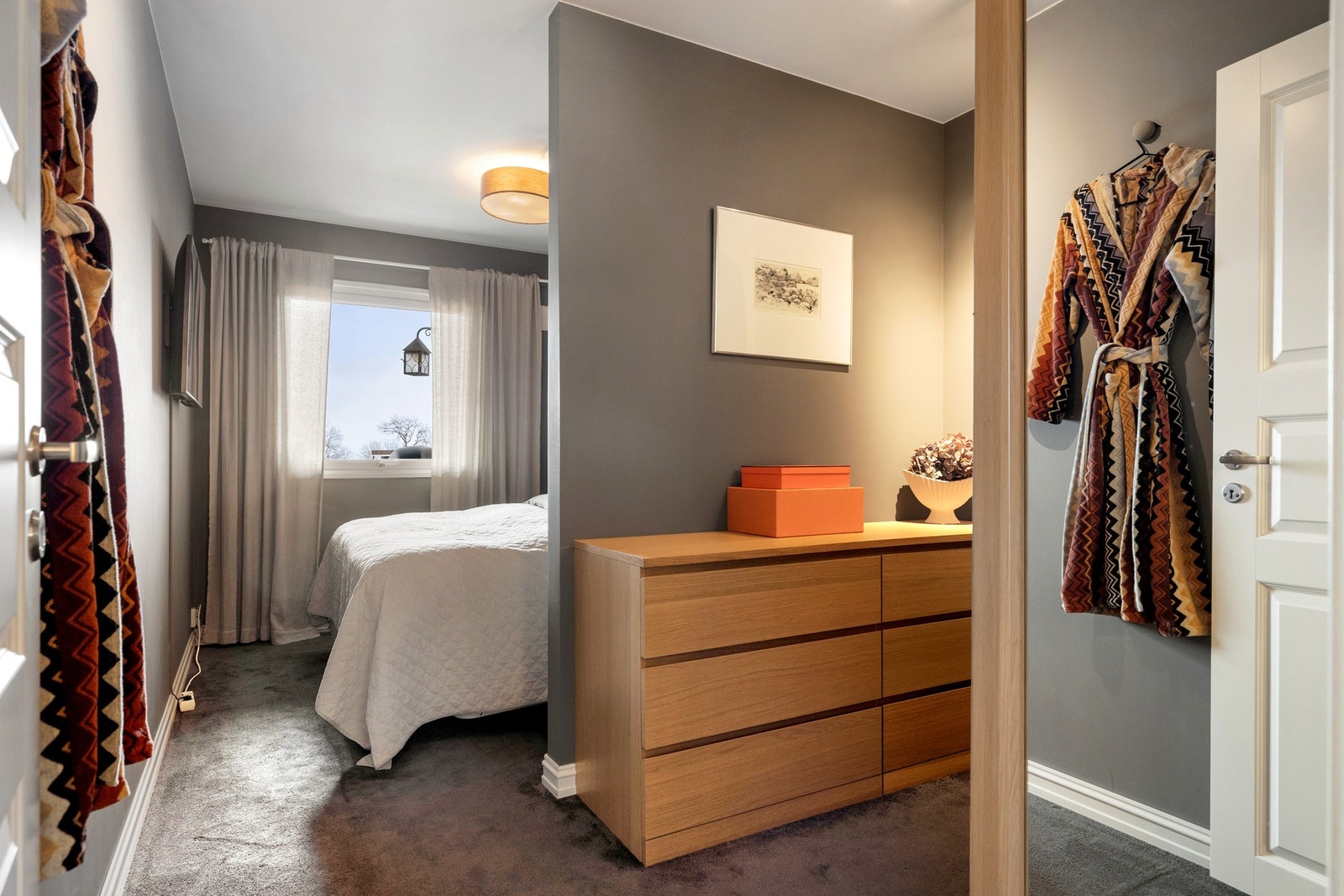 Tilknyttet soverommet er det en praktisk walk-in garderobe med IKEA Pax-innredning. Galleribilde