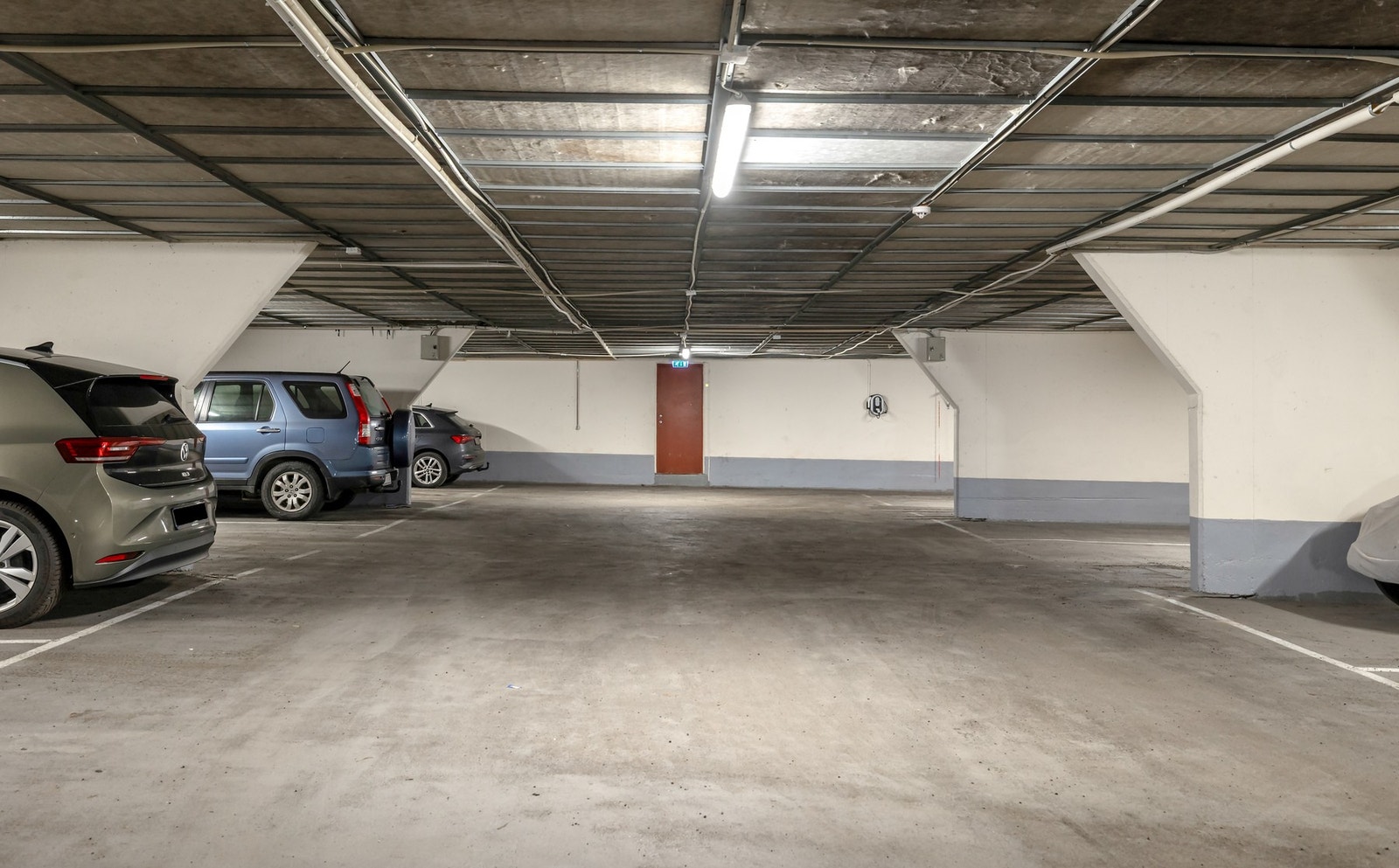 Det medfølger bruksrett på garasjeplass med tilhørende bod bak plassen. Galleribilde