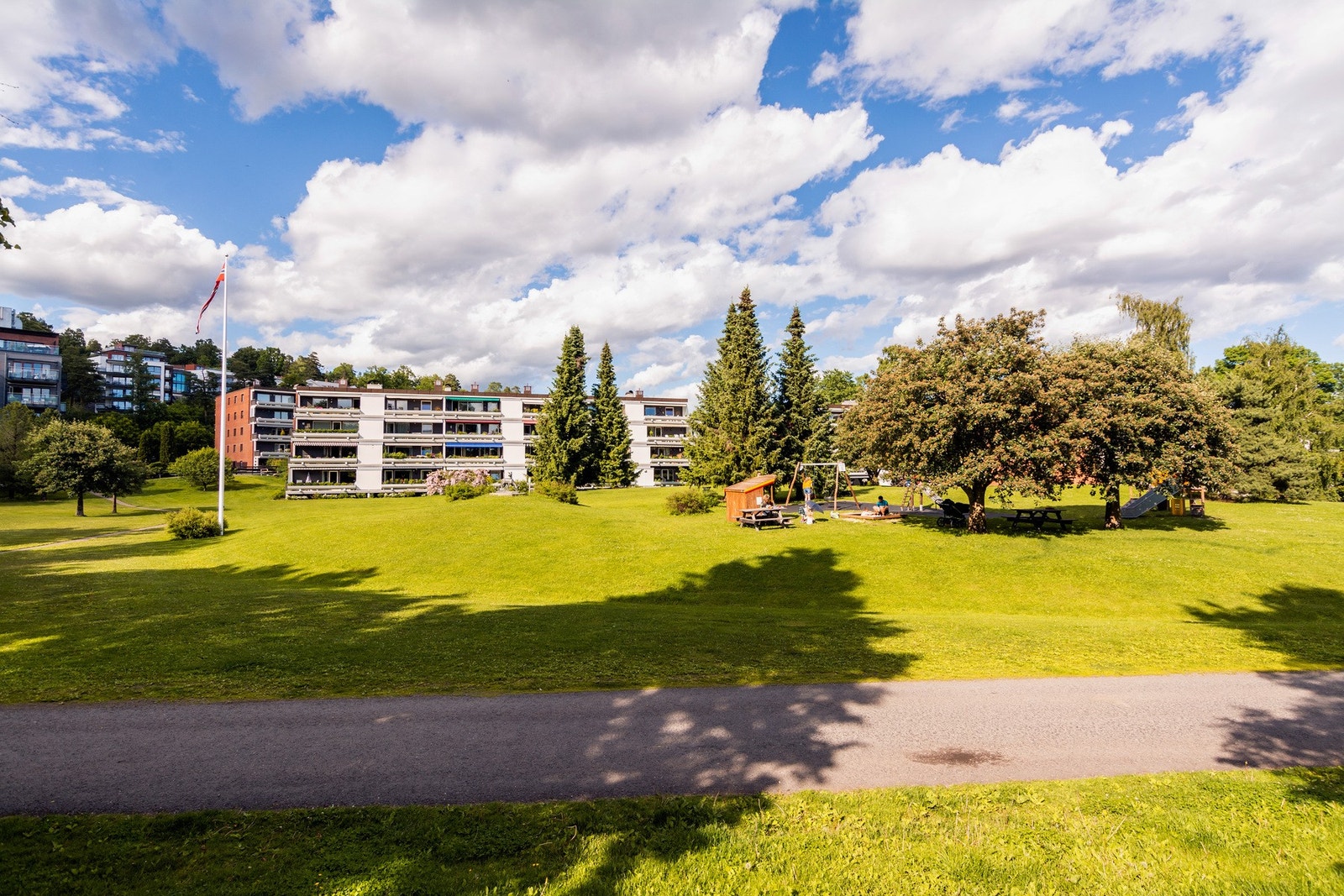 Leiligheten ligger i et attraktivt boligområde på Ullern i Oslo med kort vei inn til sentrum, eller til flotte tur- og friluftsområder som gir gode rekreasjonsmuligheter både sommer og vinter. Galleribilde