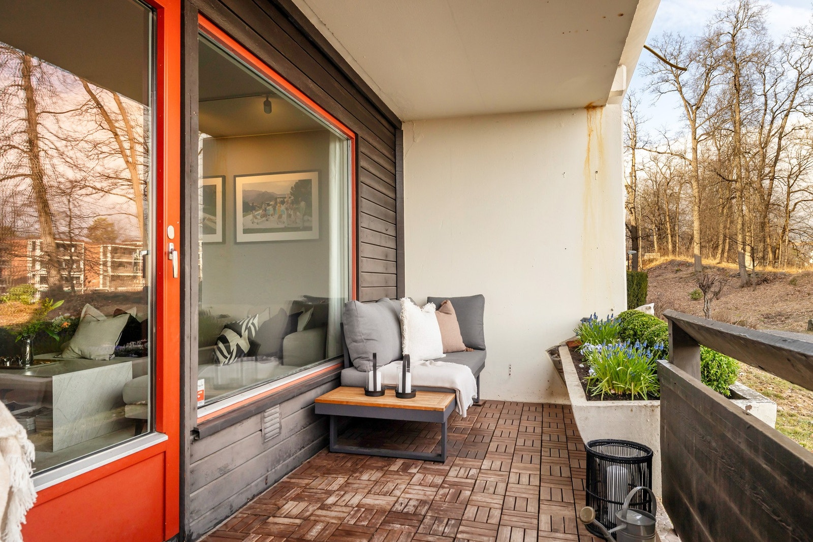 Balkongen er ca. 10 kvm og byr på god plass til utemøbler og grill. Galleribilde