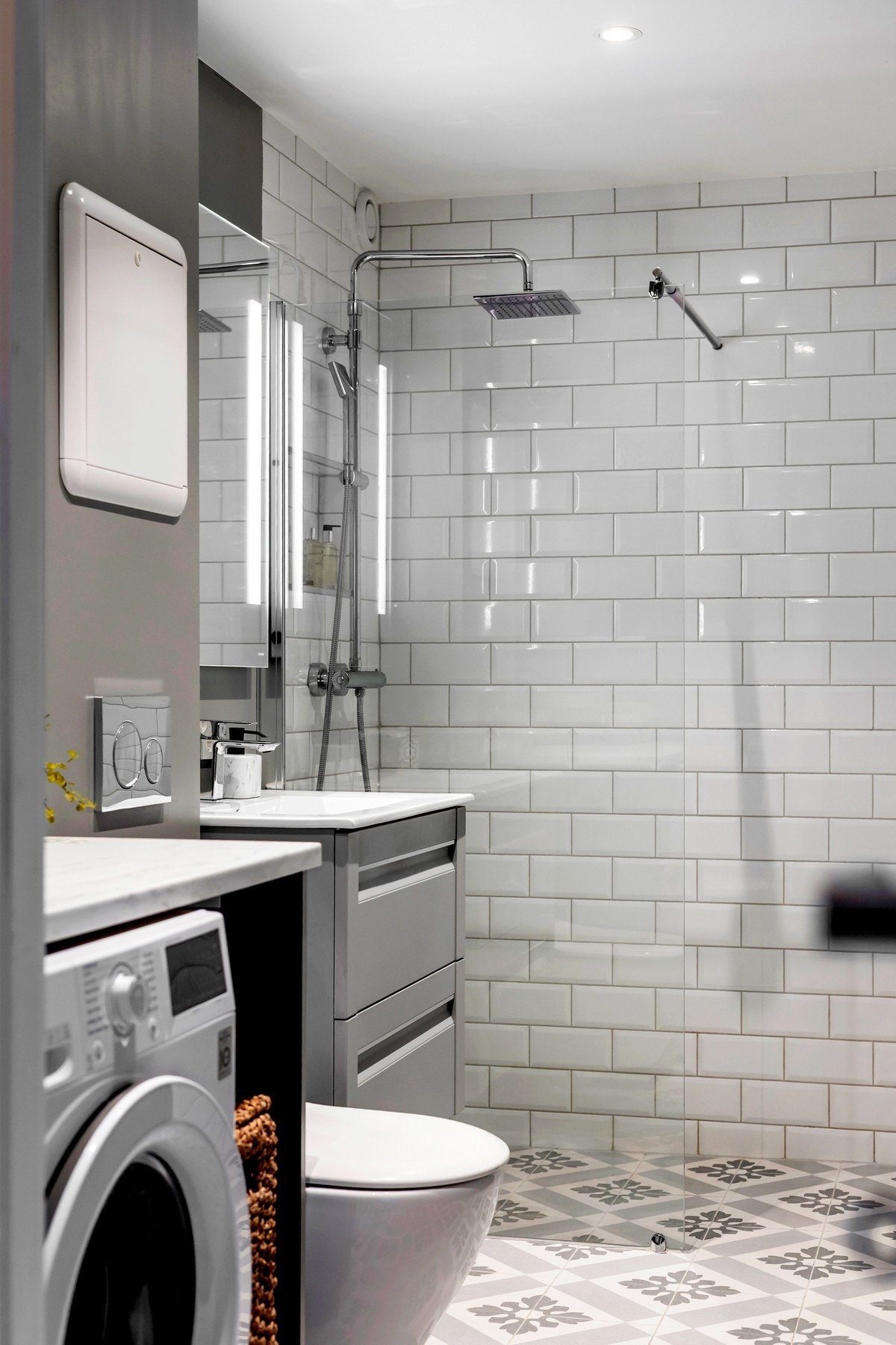 Badet er utstyrt med downlights i taket og varmekabler i gulvet som gir god belysning og en behagelig temperatur. Galleribilde