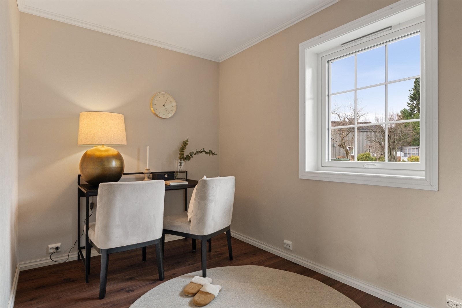 Soverom på 7 kvm, innredet som kontor. Rommet har slette vegger og er malt i moderne fargetoner. Galleribilde