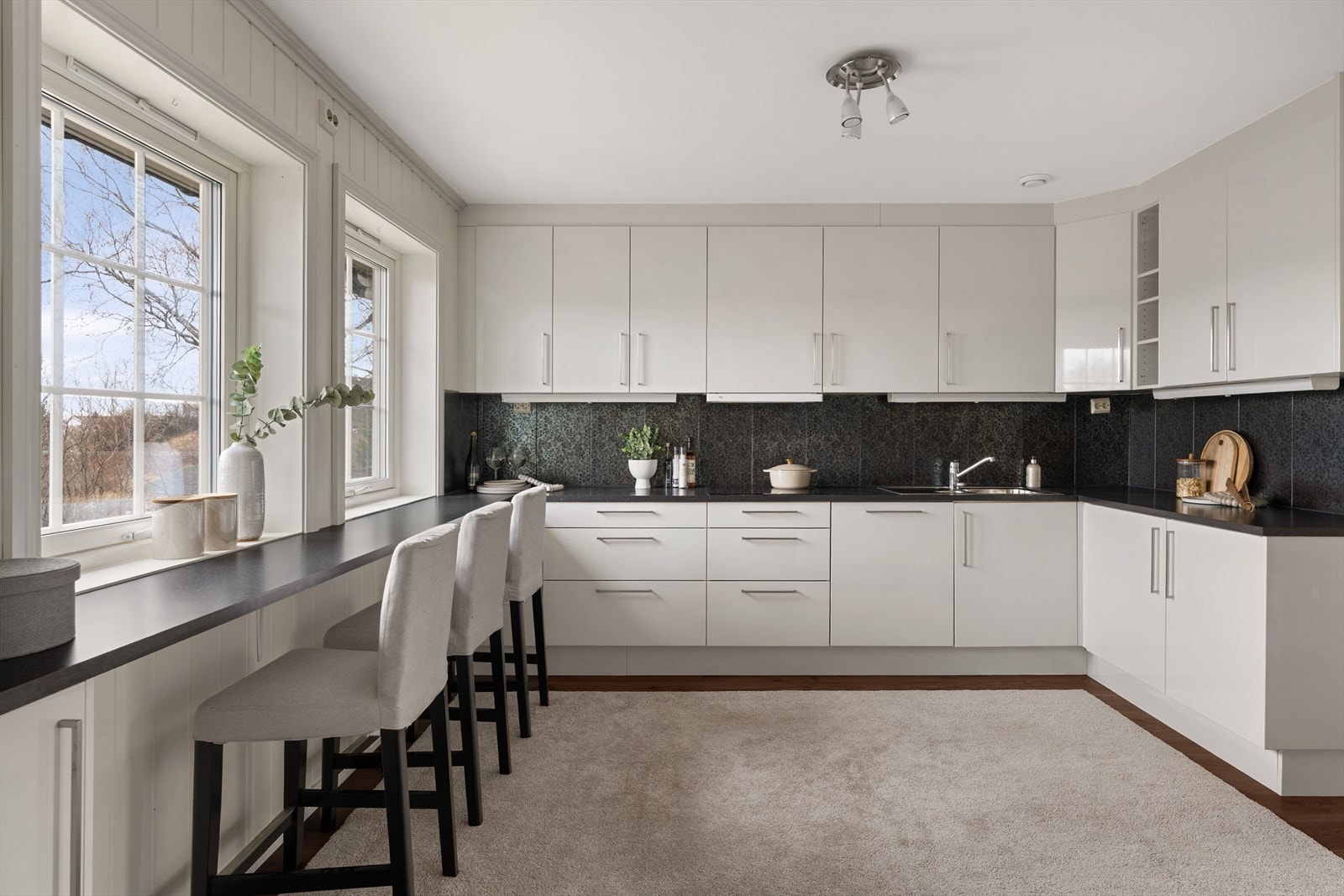 Kjøkkenet er stilrent og har lyse fronter og rikelig med skap og benkeplass. Galleribilde