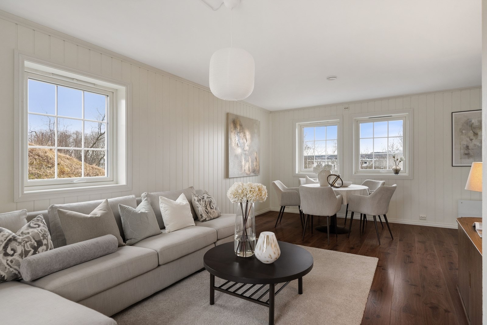 Stuen fremstår som lys og romslig og har gode møbleringsmuligheter. Galleribilde