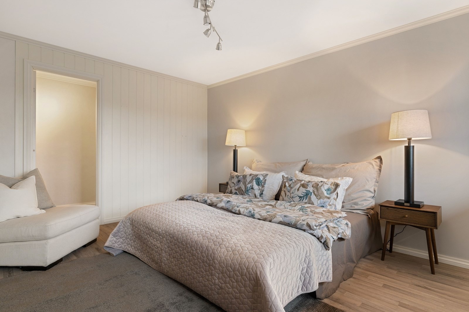 Hovedsoverommet måler romslige 14,5 kvm, med tilhørende bod på 4,5 kvm, velegnet som garderoberom. Galleribilde