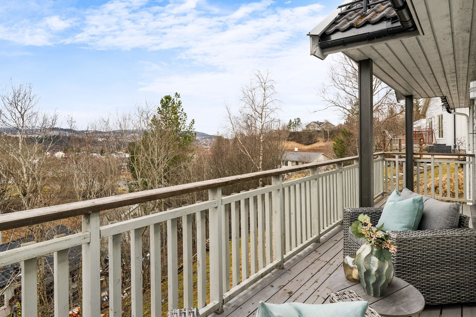 Verandaen
oppleves som skjermet og har gode solforhold, noe som gjør den til et ypperlig sted for avslapning på fine sommerdager. Galleribilde