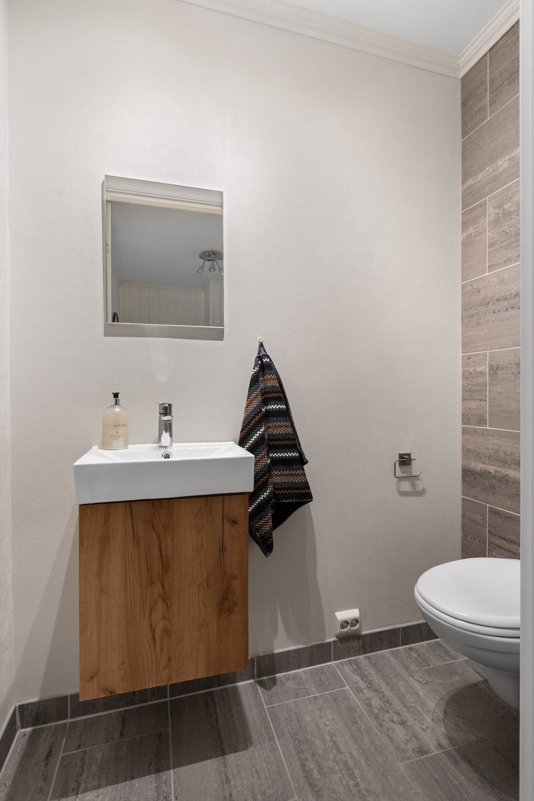 I tilknytning til entréen er det et pent og praktisk toalettrom. Galleribilde