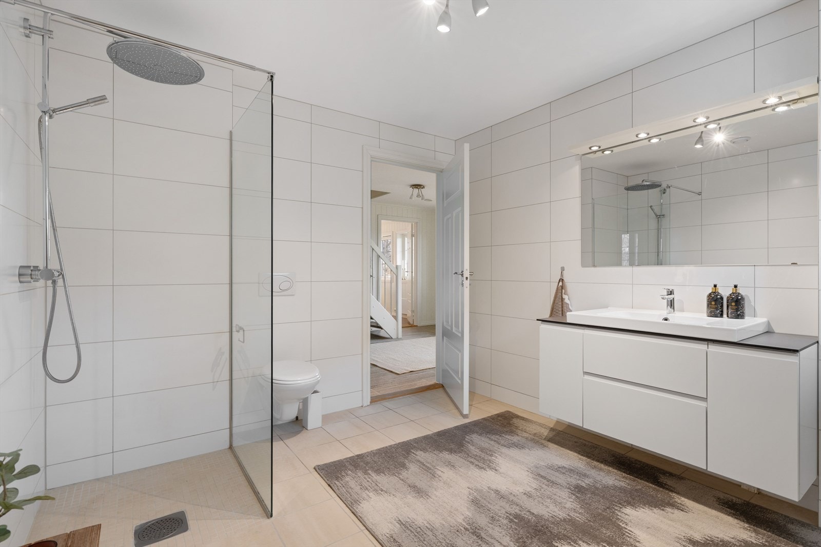 Baderommet fremstår pent og romslig og har flislagte overflater på vegger og gulv. Galleribilde