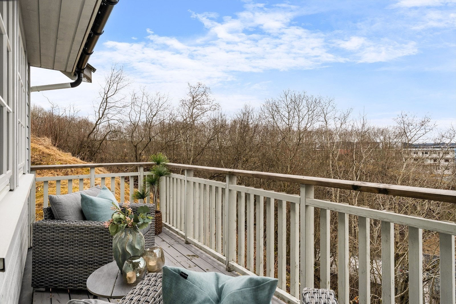 Verandaen er på ca. 12 kvm og har god plass til utemøbler og grill. Galleribilde