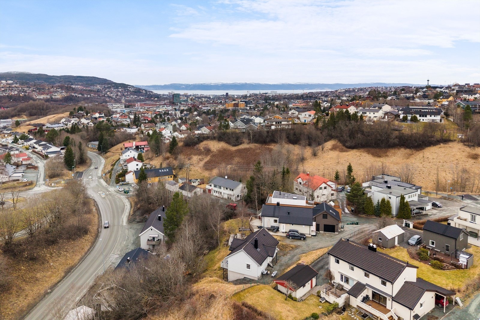 Boligen ligger i et attraktivt og familievennlig nabolag med gode oppvekstsvilkår og nærhet til det meste man trenger i hverdagen. Galleribilde
