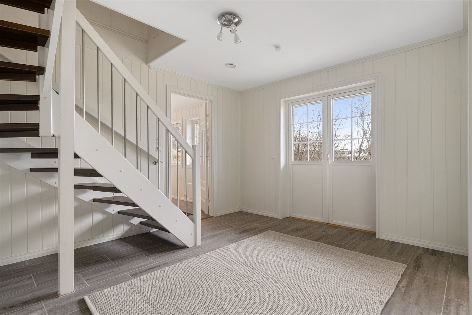 I underetasjen finner man to soverom, bad, vaskerom og gang. Gangen er romslig og har direkte utgang til hagen. Galleribilde