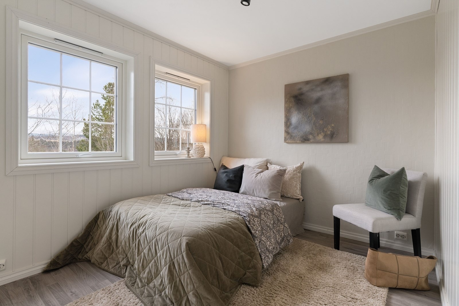 Lyst og hyggelig soverom på 9 kvm med god plass til seng, nattbord og garderobeløsninger. Galleribilde