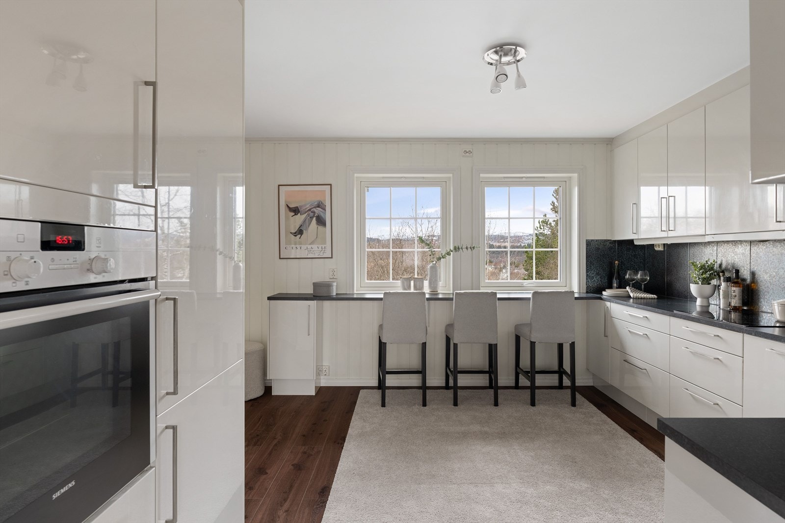 Kjøkkenet er utstyrt med integrerte hvitevarer som stekeovn, platetopp, oppvaskmaskin og kjøleskap. Galleribilde