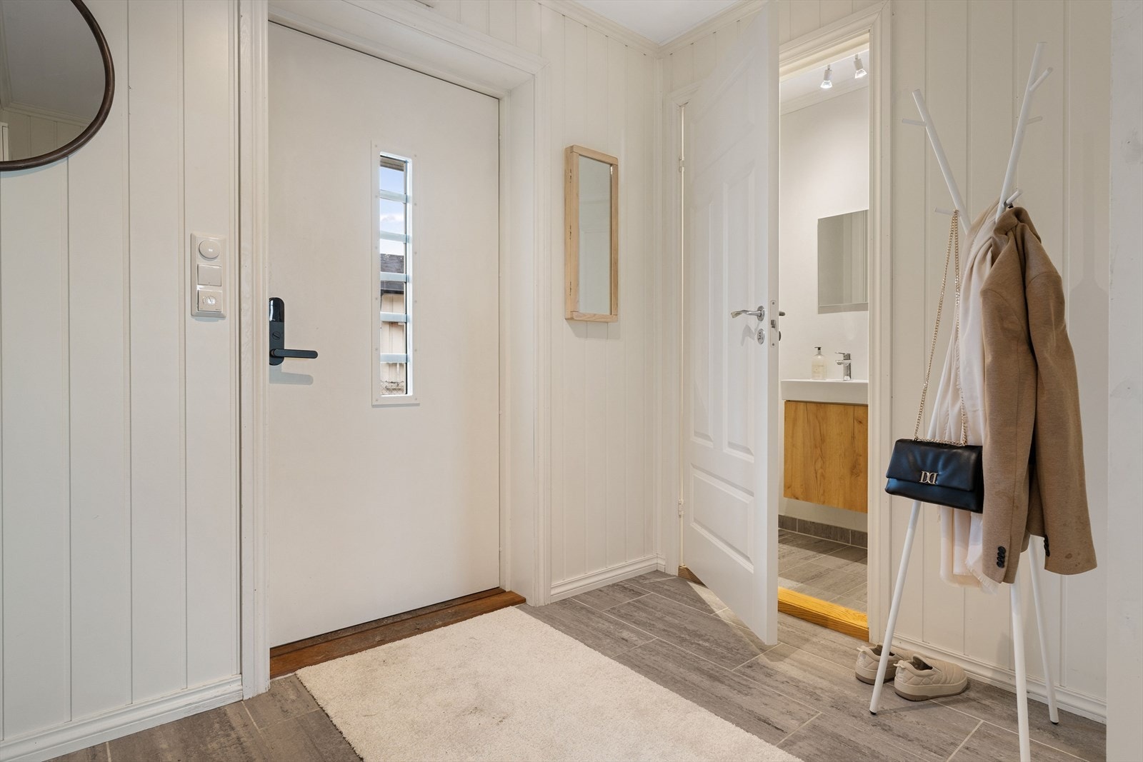 Entréen gir et lyst og tiltalende førsteinntrykk og har gode muligheter for etablering av garderobeløsninger til sko og yttertøy. Galleribilde