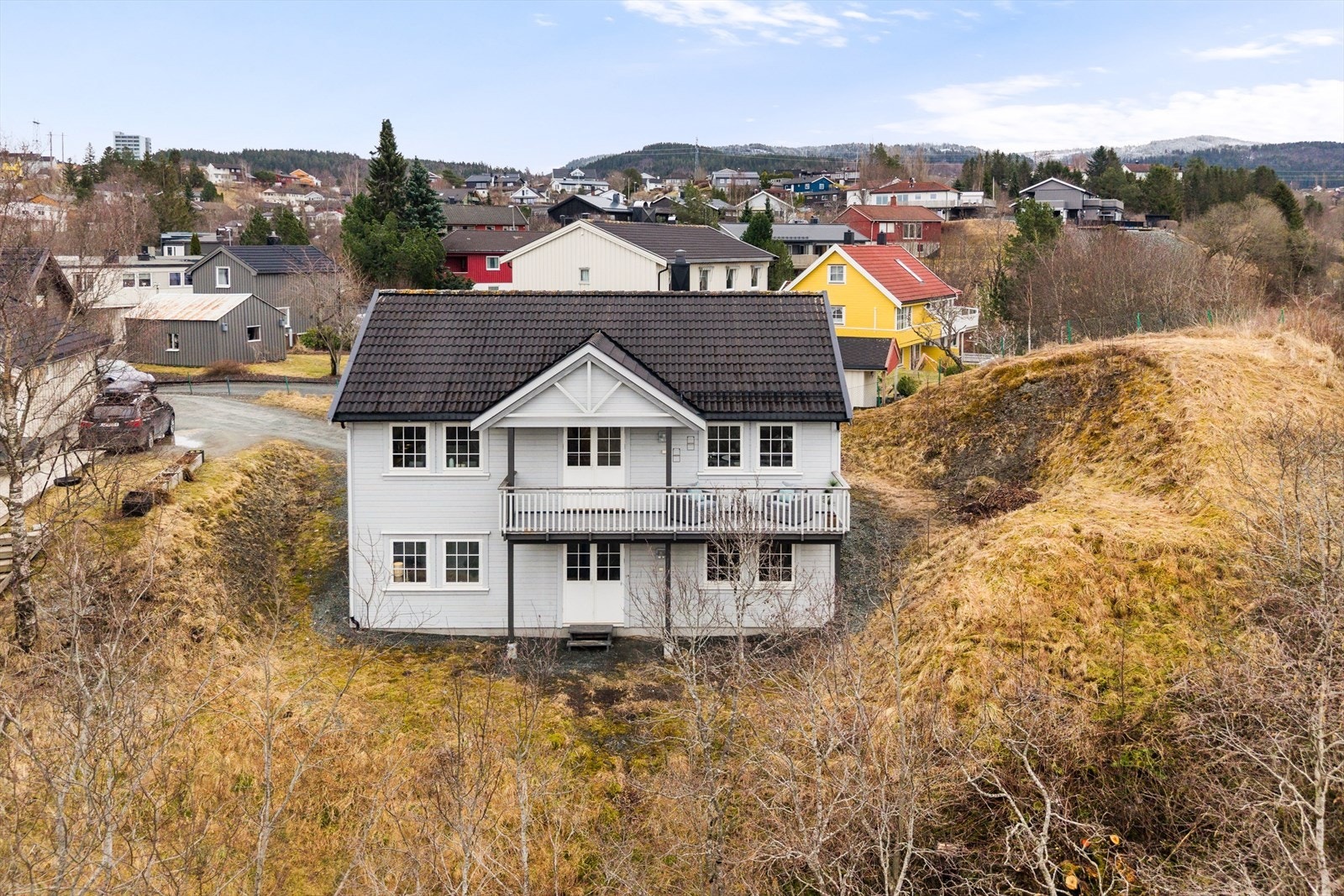 Proaktiv Eiendomsmegling ved Tore Resell har gleden av å presentere en attraktiv og innbydende enebolig med familievennlig beliggenhet på Stubban. Galleribilde