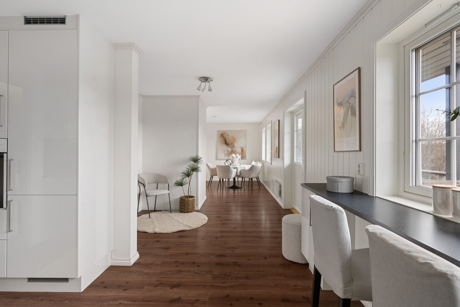 Fra oppholdsrommet er det utgang til en solrik veranda med flotte utsiktsforhold. Galleribilde