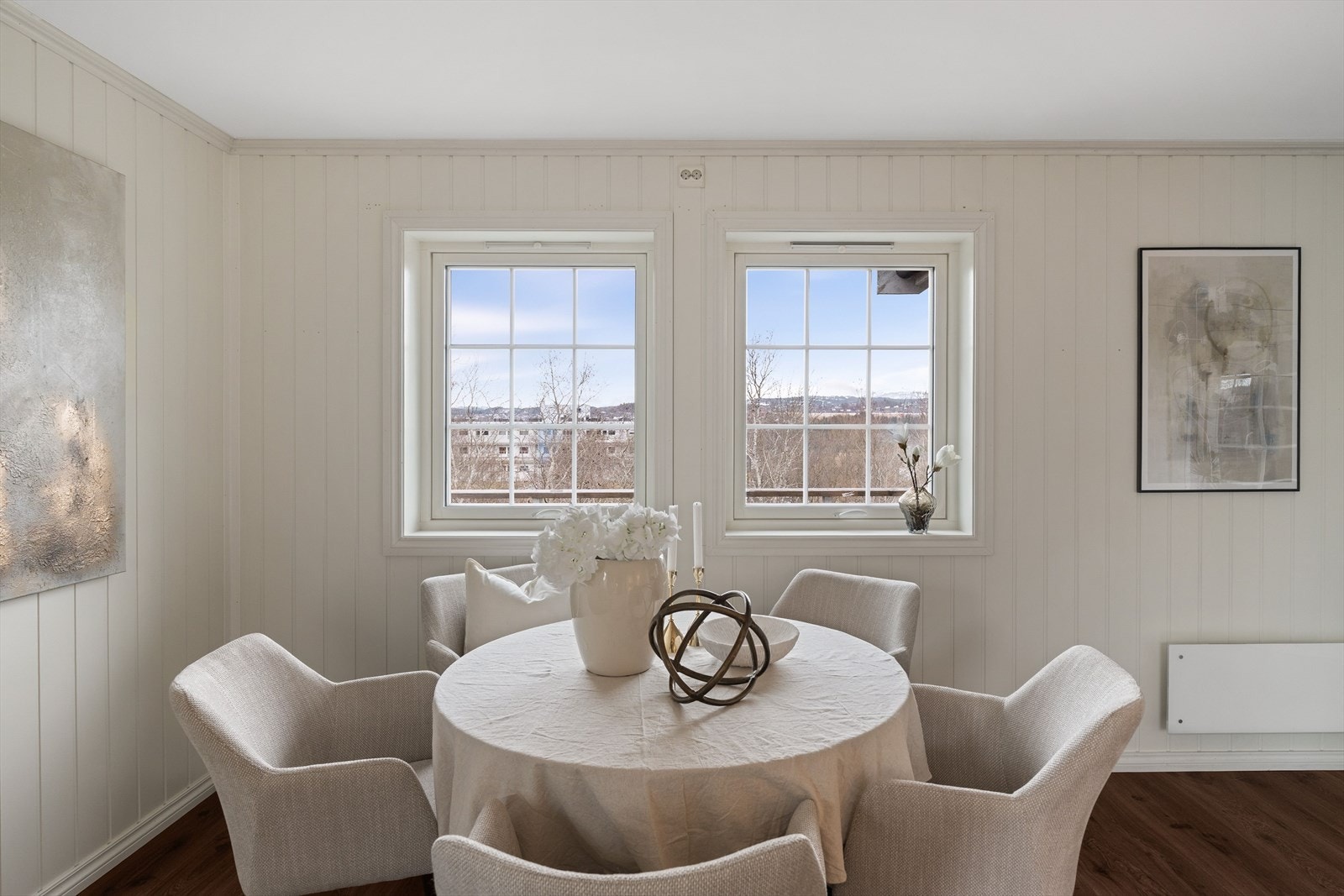 Mellom stue og kjøkken er det plass til et romslig spisebord, perfekt for hyggelige sammenkomster. Galleribilde