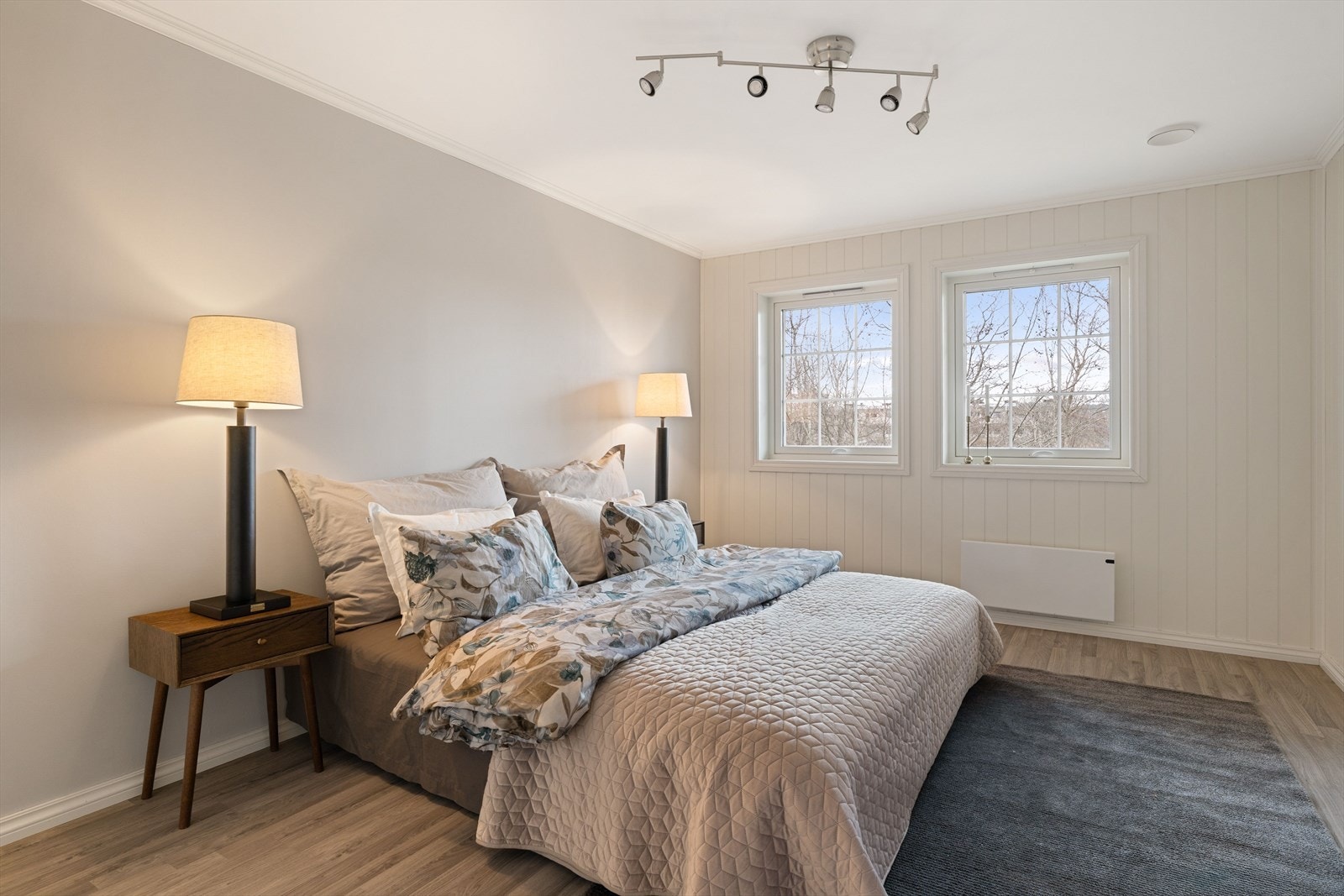 Hovedsoverommet fremstår som lunt og innbydende og er malt i behagelige fargetoner. Galleribilde