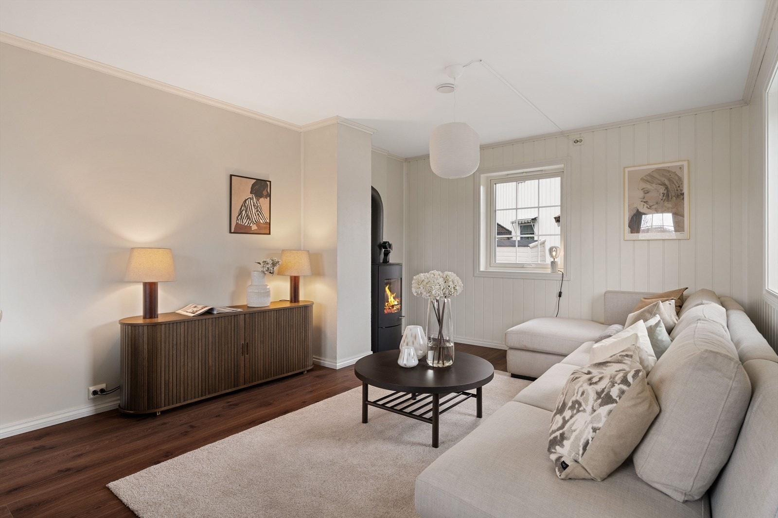 Stuen er utstyrt med en peisovn som sørger for god oppvarming og en lun atmosfære. Galleribilde