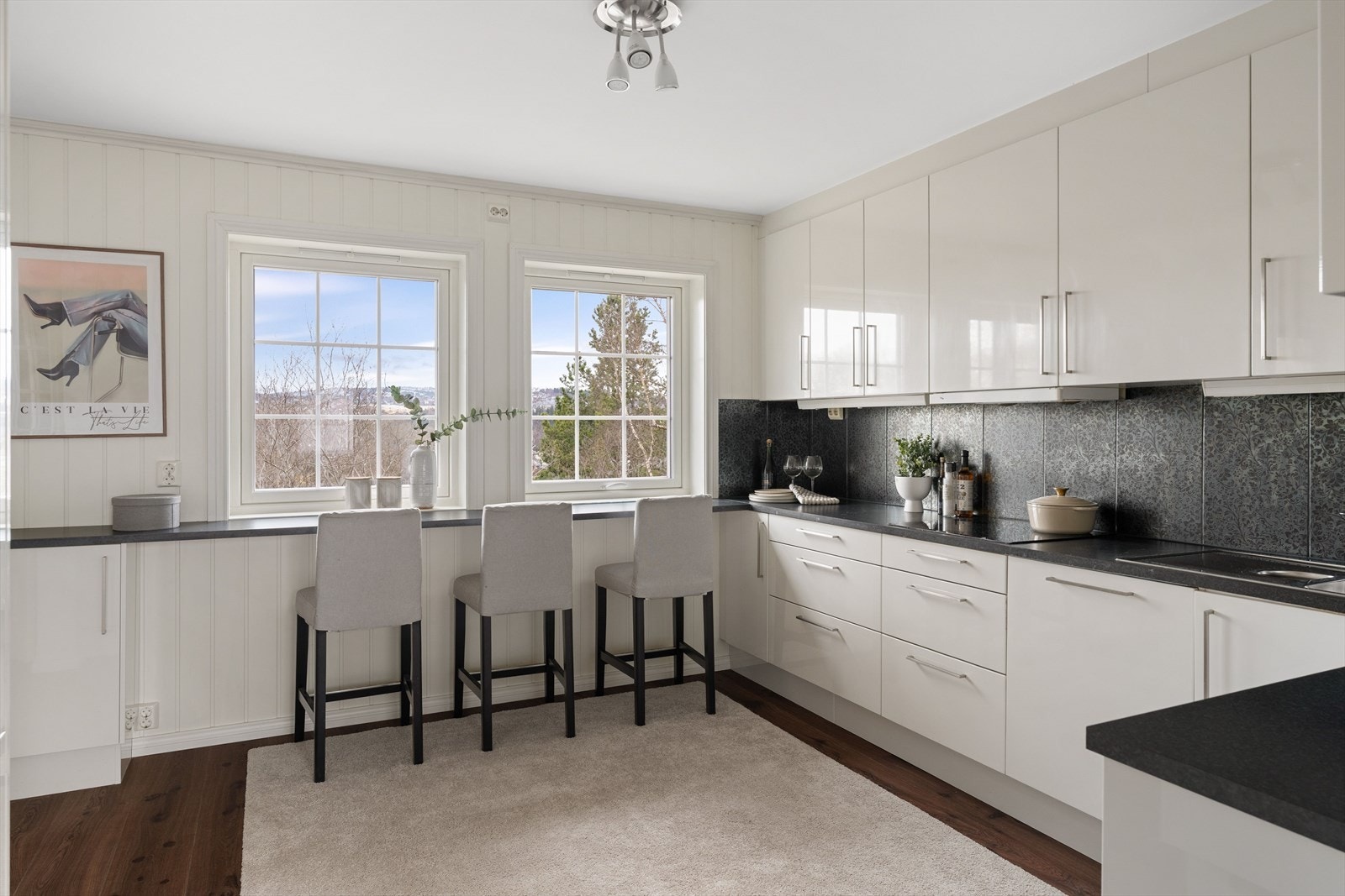 Store vindusflater slipper inn godt med naturlig lys, og en praktisk benk med barstoler gir en hyggelig plass for raske måltider. Galleribilde